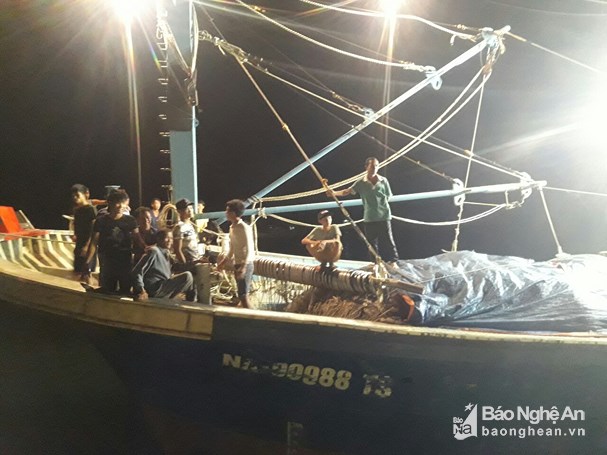 Bộ đội biên phòng Nghệ An cứu nạn thành công tàu cá và 14 thuyền viên